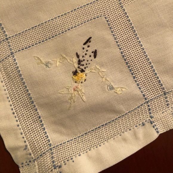 Vintage table topper & (4) matching hand-stitched floral linen napkins - Picture 12 of 12